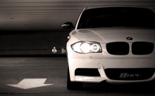Большие зрачки белого BMW 1 series